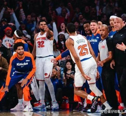 队记:尼克斯围绕唐斯与多队接触,包括灰熊、魔术和黄蜂 队记:尼克斯围绕唐斯与多队接触,包括灰熊、魔术和黄蜂